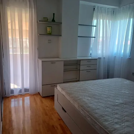 Prime Neighborhood Apartment *